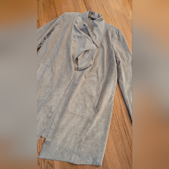 Chic Women's Gray Trench Coat - Picture 2 of 5